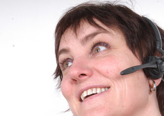 Dame i helpdesktelefon