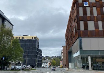 Bygningene rundt der kjøleanlegget befinner seg