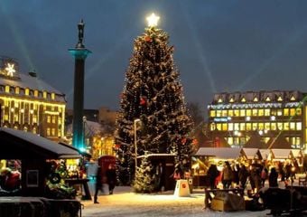 Torvet i Trondheim under julemarkedet med juletre og salgsboder
