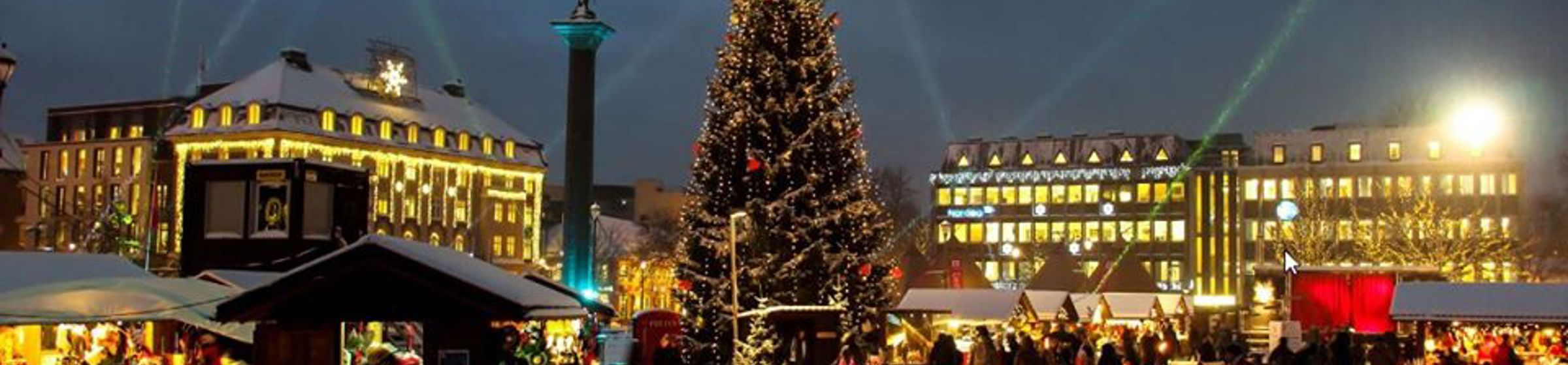 Torvet i Trondheim under julemarkedet med juletre og salgsboder