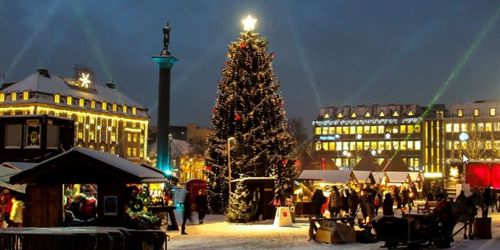 Torvet i Trondheim under julemarkedet med juletre og salgsboder