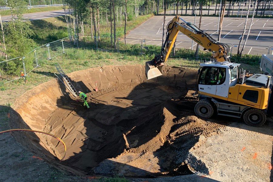 gravearbeider f&oslash;r st&oslash;ping av base til akkumuleringstank